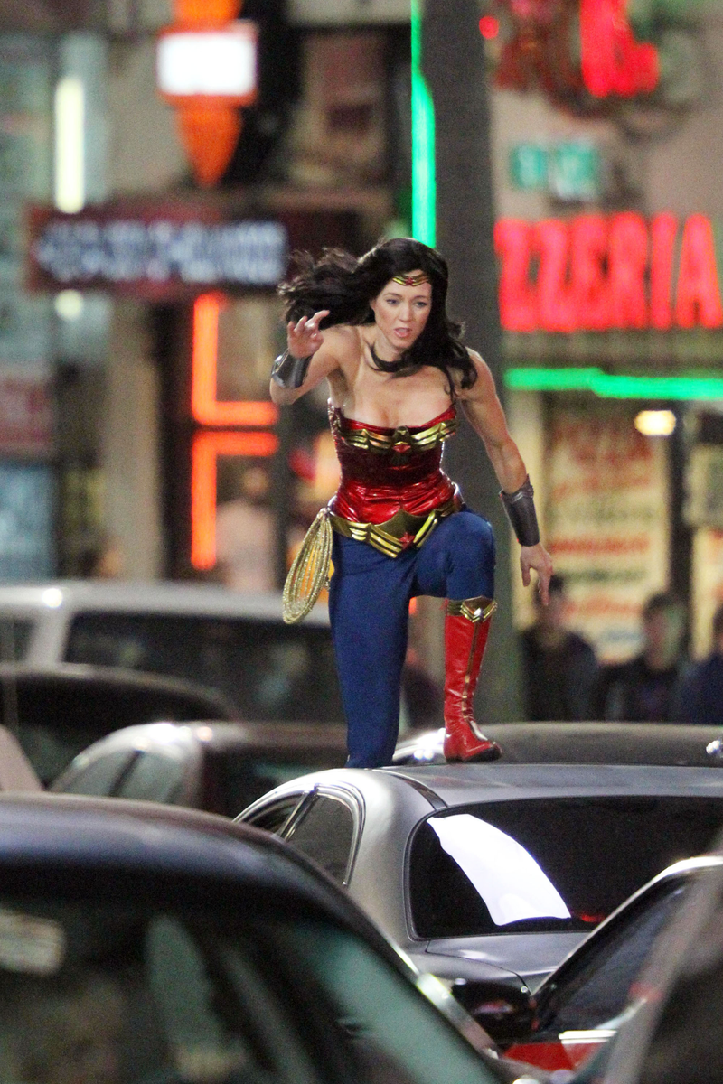 Illustration for article titled See the new and improved Wonder Woman costume in action